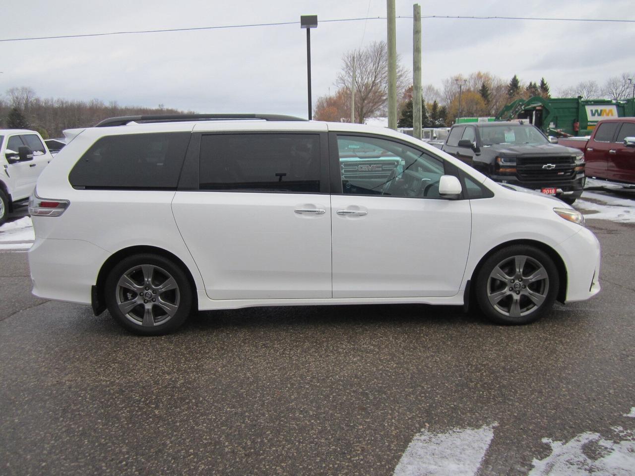2018 Toyota Sienna SE 8-Passenger FWD 1 OWNER NO ACCIDENTS Photo