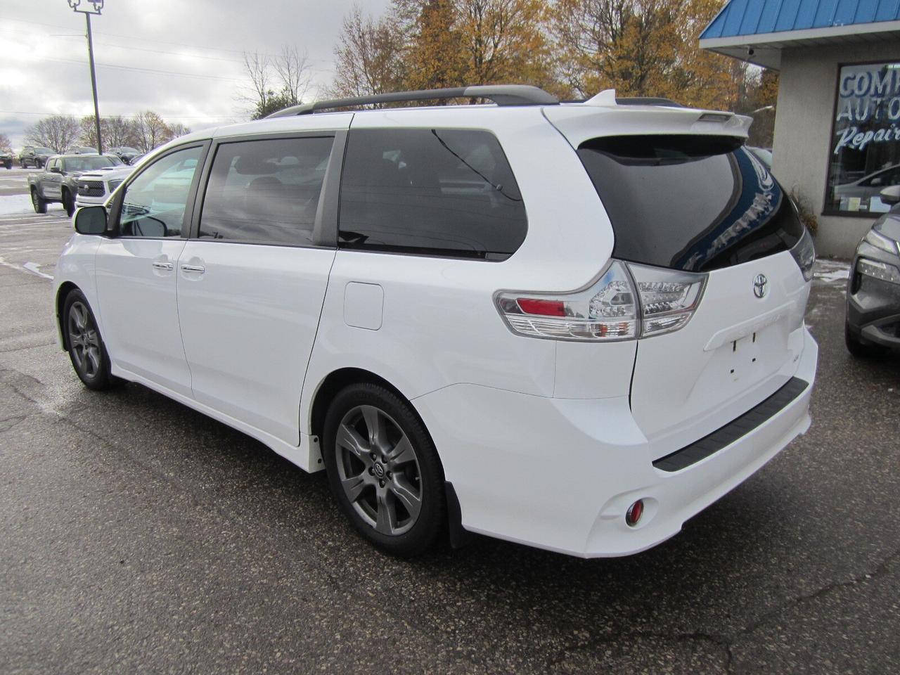 2018 Toyota Sienna SE 8-Passenger FWD 1 OWNER NO ACCIDENTS Photo