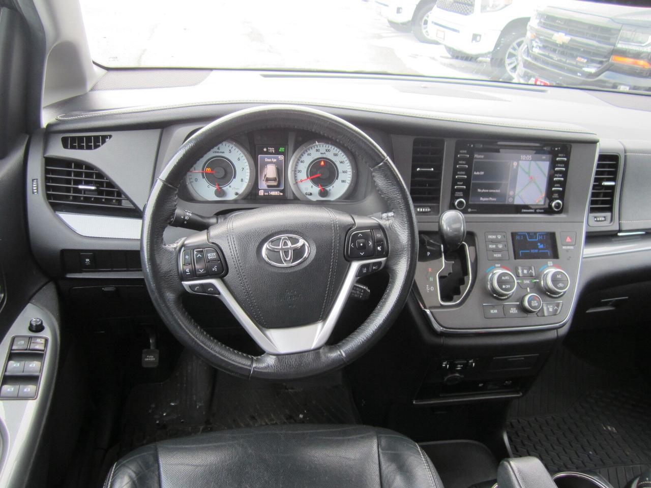 2018 Toyota Sienna SE 8-Passenger FWD 1 OWNER NO ACCIDENTS Photo