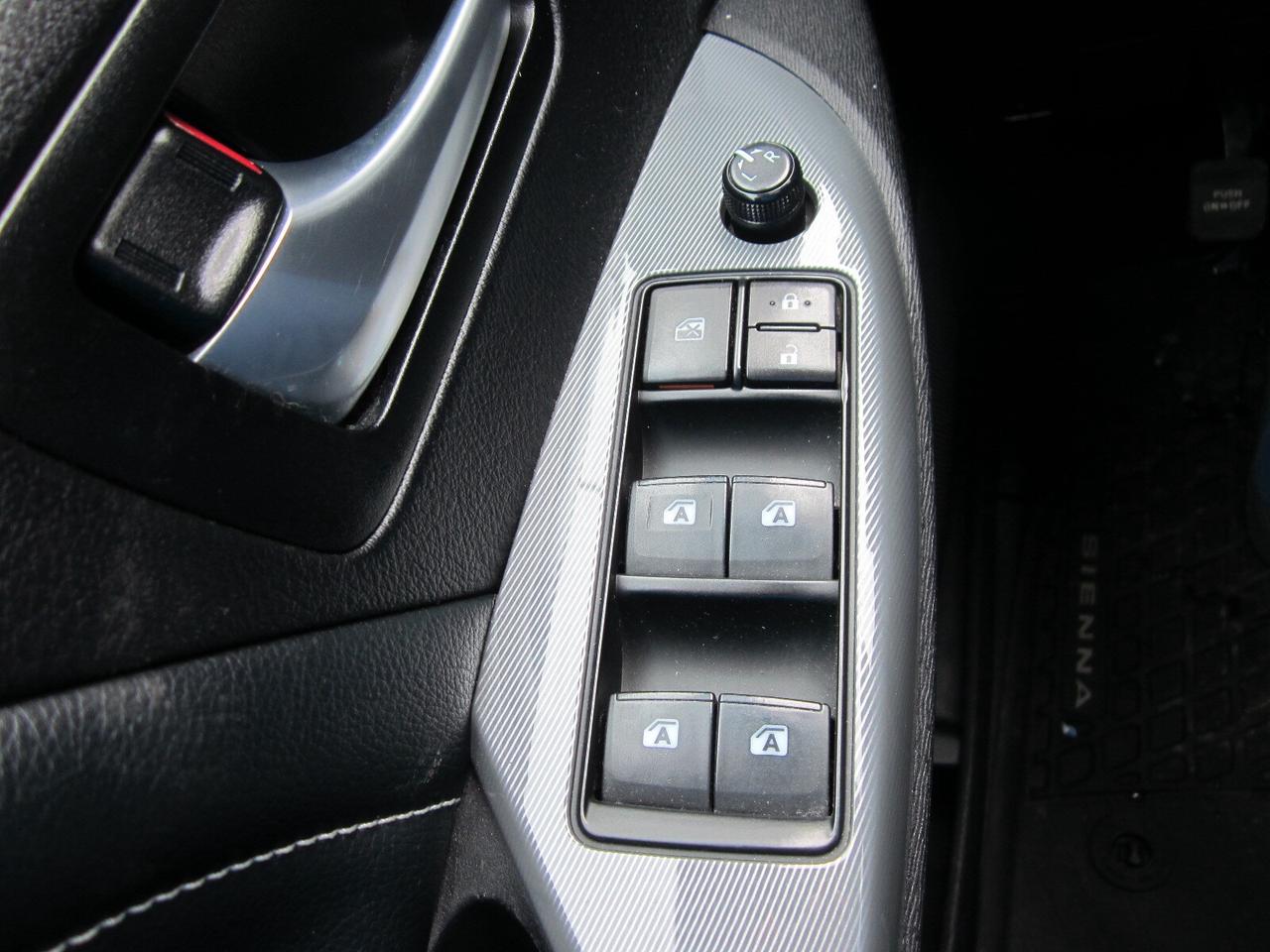 2018 Toyota Sienna SE 8-Passenger FWD 1 OWNER NO ACCIDENTS Photo