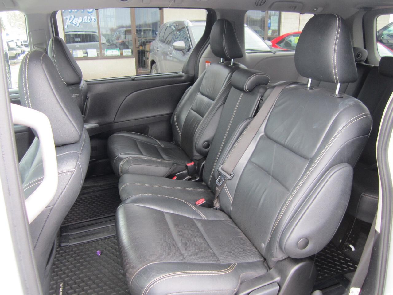 2018 Toyota Sienna SE 8-Passenger FWD 1 OWNER NO ACCIDENTS Photo
