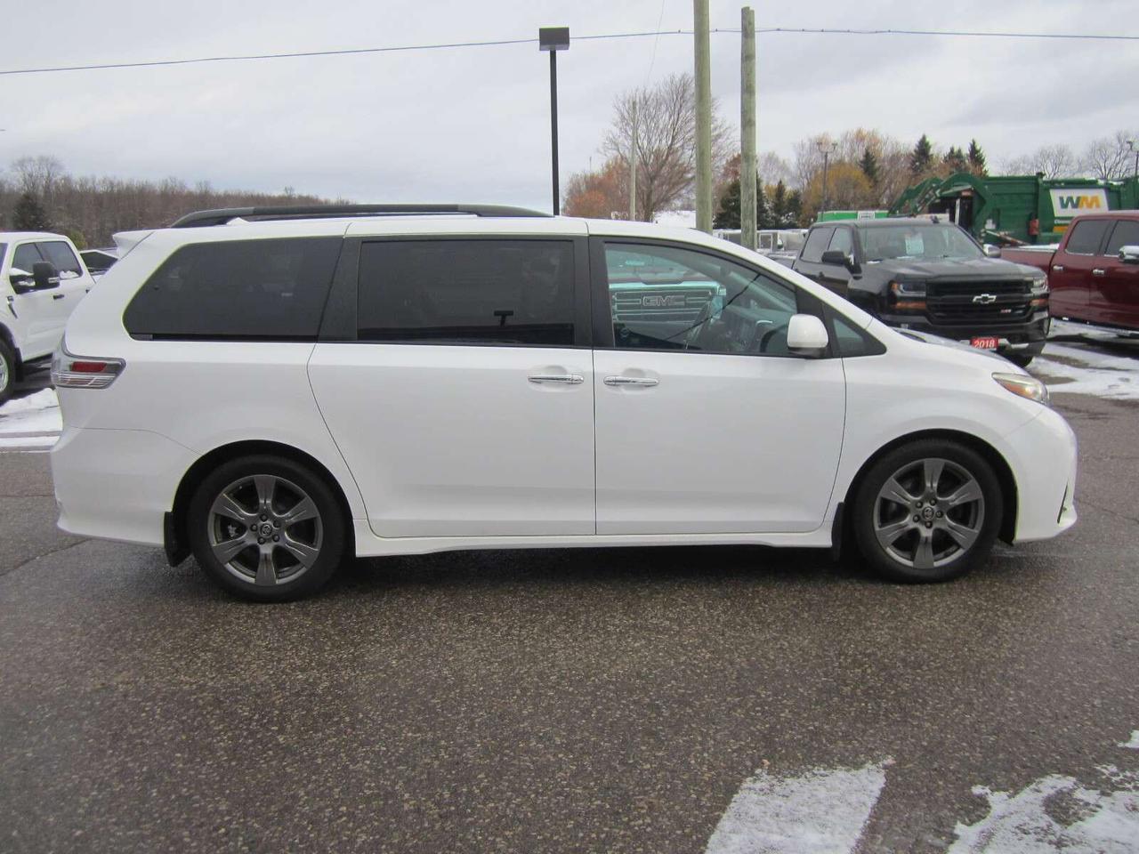 2018 Toyota Sienna SE NO ACCIDENTS! 1 PRICE ONLY! NO SAFETY FEES! Photo