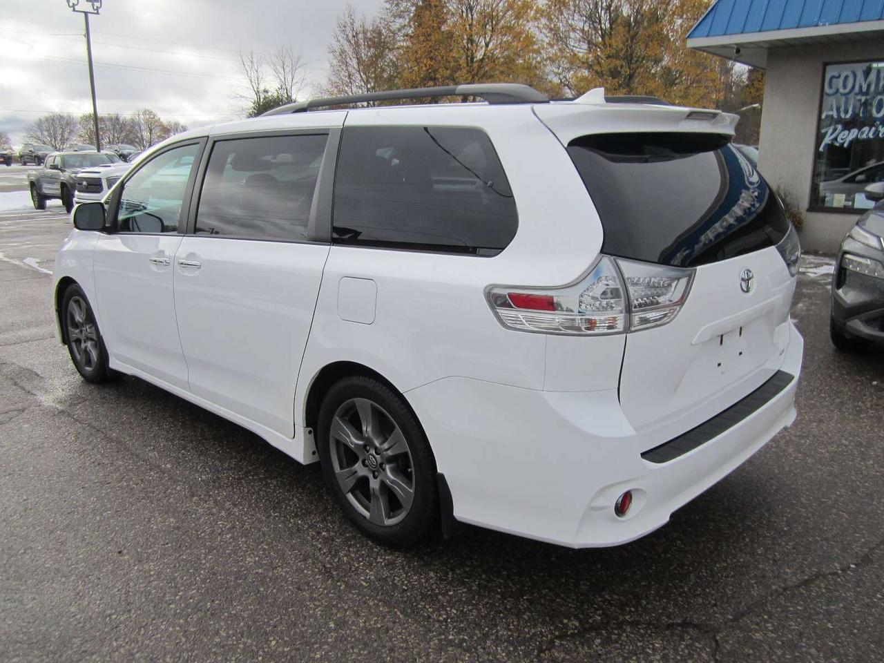 2018 Toyota Sienna SE NO ACCIDENTS! 1 PRICE ONLY! NO SAFETY FEES! Photo