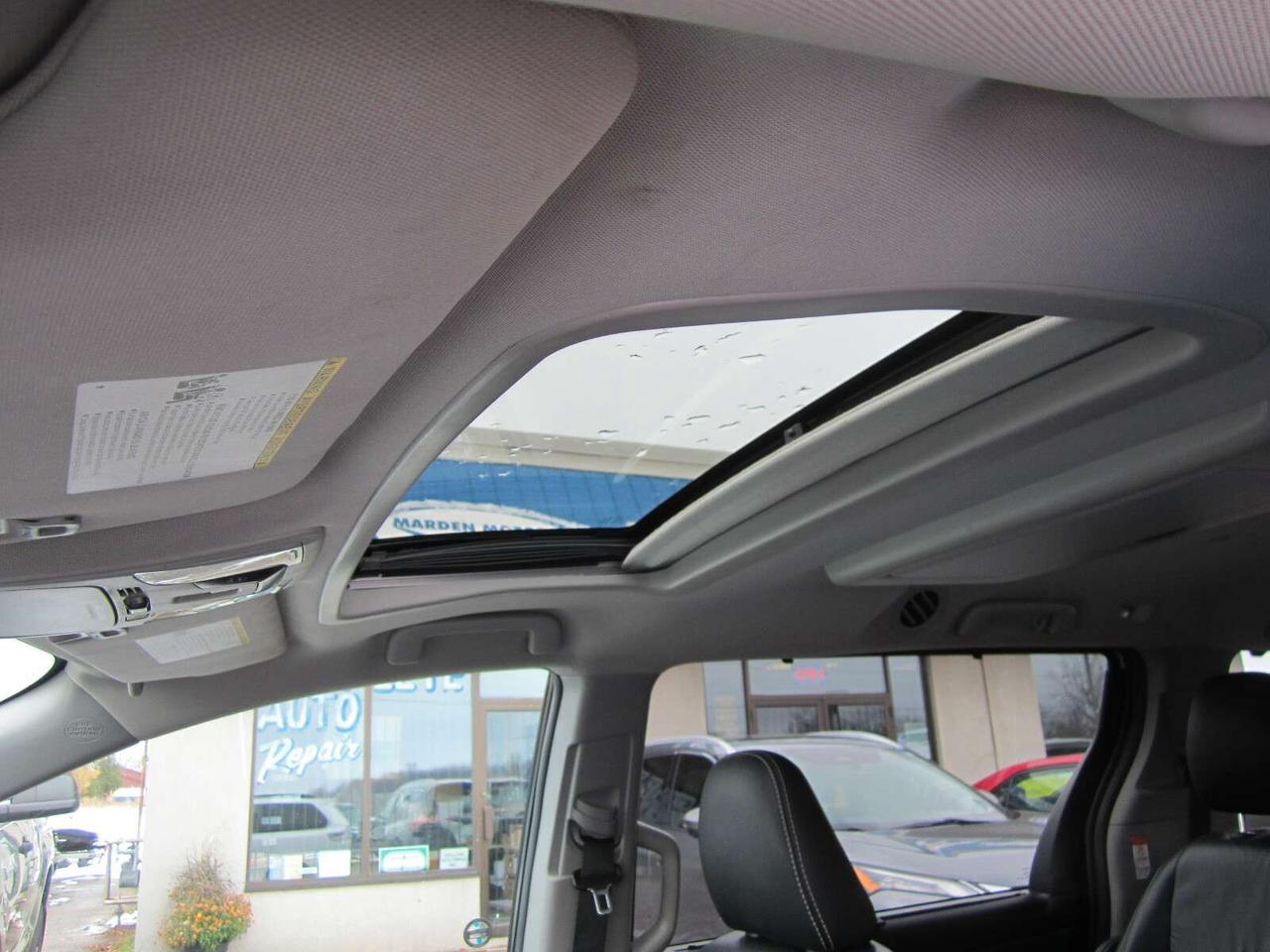 2018 Toyota Sienna SE NO ACCIDENTS! 1 PRICE ONLY! NO SAFETY FEES! Photo