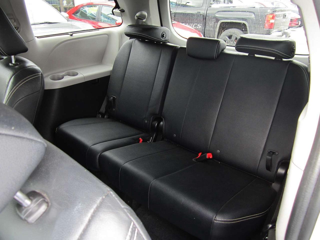 2018 Toyota Sienna SE NO ACCIDENTS! 1 PRICE ONLY! NO SAFETY FEES! Photo
