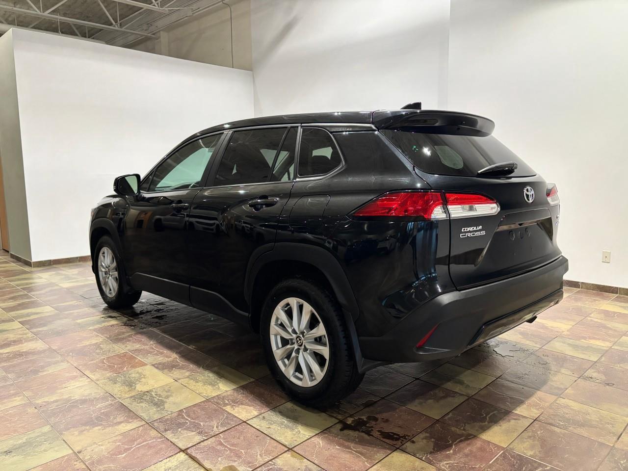 2024 Toyota Corolla Cross LE Photo2