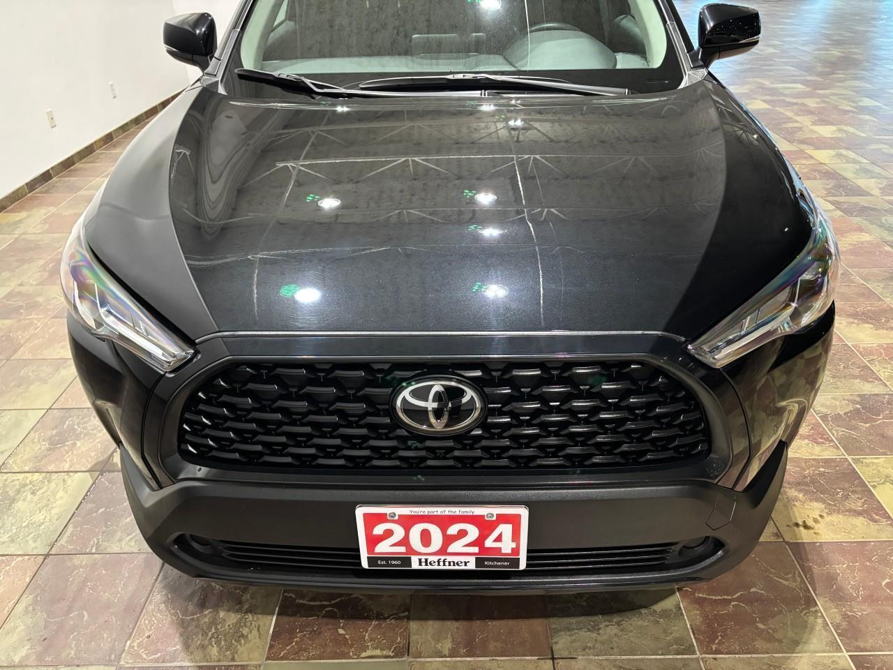 2024 Toyota Corolla Cross LE Photo