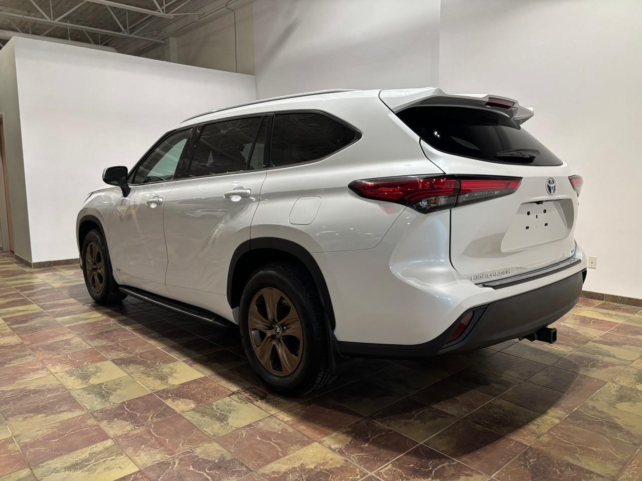 2022 Toyota Highlander Hybrid XLE Photo2