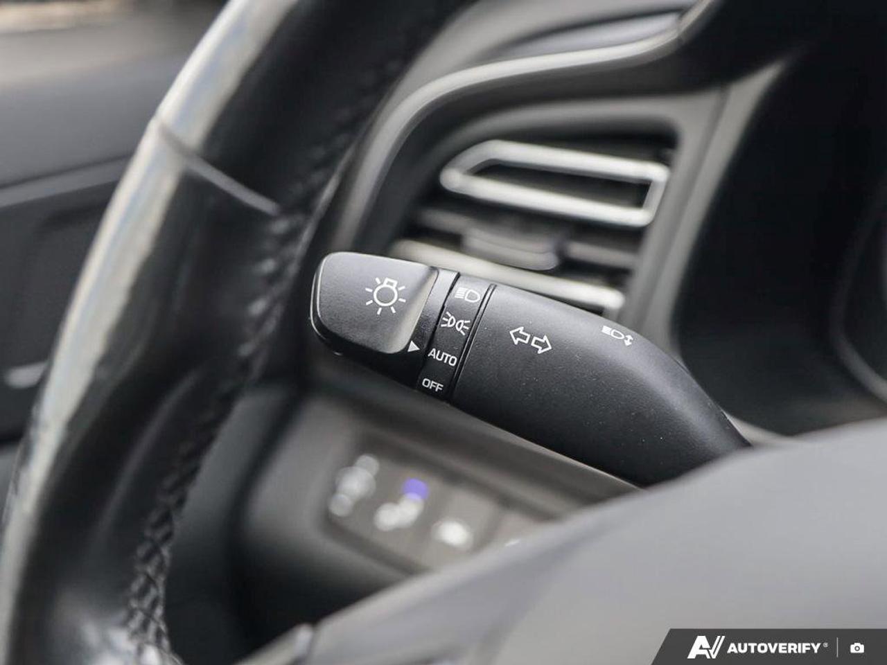 2020 Hyundai Elantra Luxury Photo