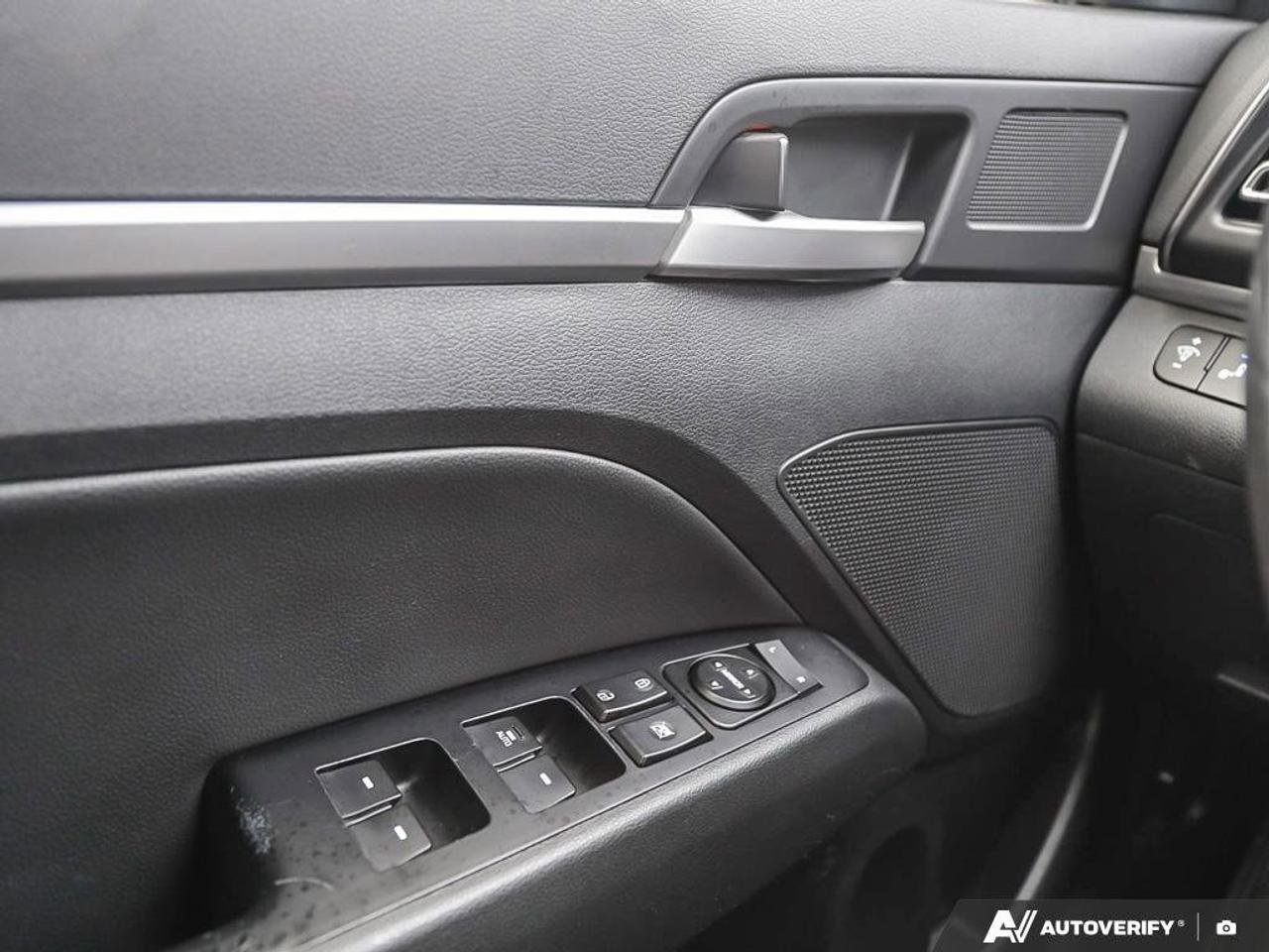 2020 Hyundai Elantra Luxury Photo