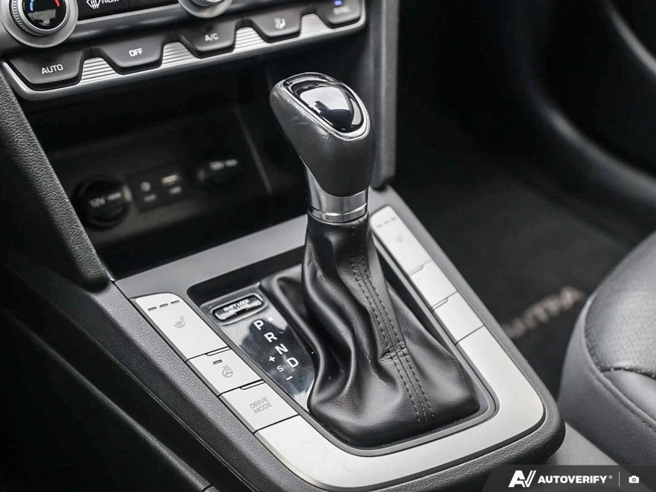 2020 Hyundai Elantra Luxury Photo