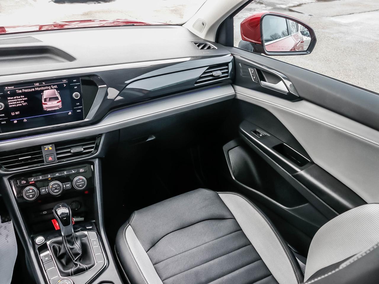 2022 Volkswagen Taos Highline 4MOTION Photo