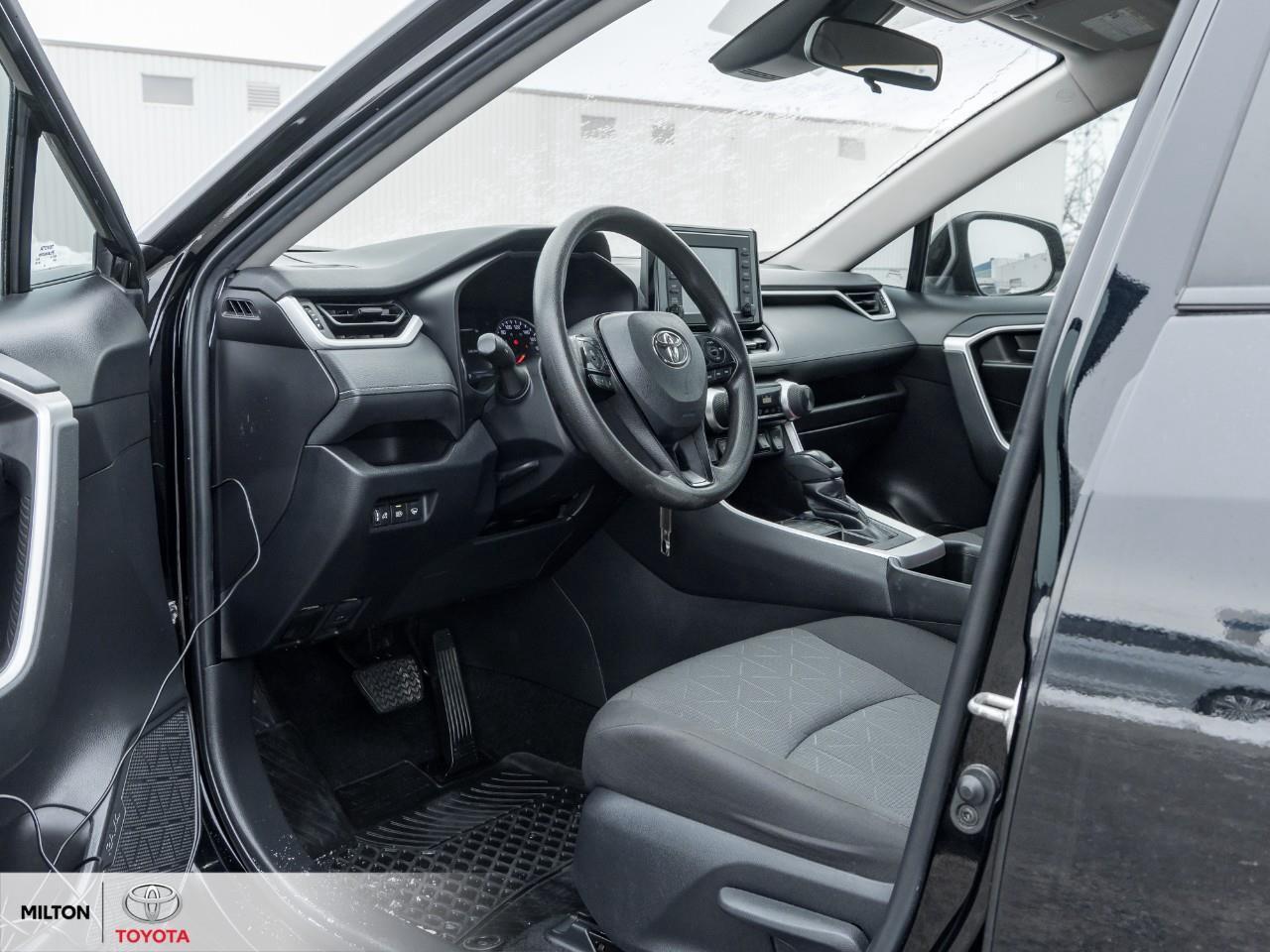 2022 Toyota RAV4 LE HEATED SEATS APPLE CARPLAY BLIND SPOT SAFETY SE Photo