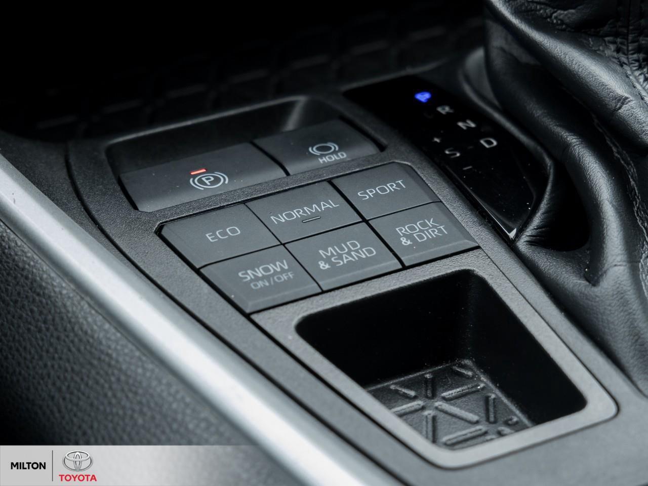 2022 Toyota RAV4 LE HEATED SEATS APPLE CARPLAY BLIND SPOT SAFETY SE Photo