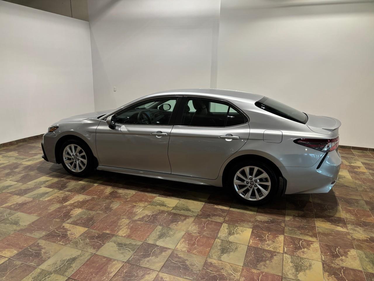 2024 Toyota Camry SE Photo