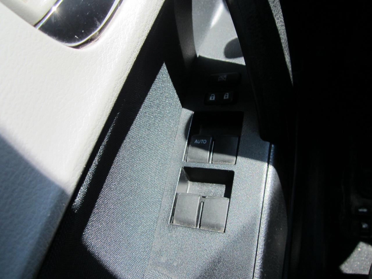 2014 Toyota Corolla 4dr Sdn CVT LE NO ACCIDENTS Photo