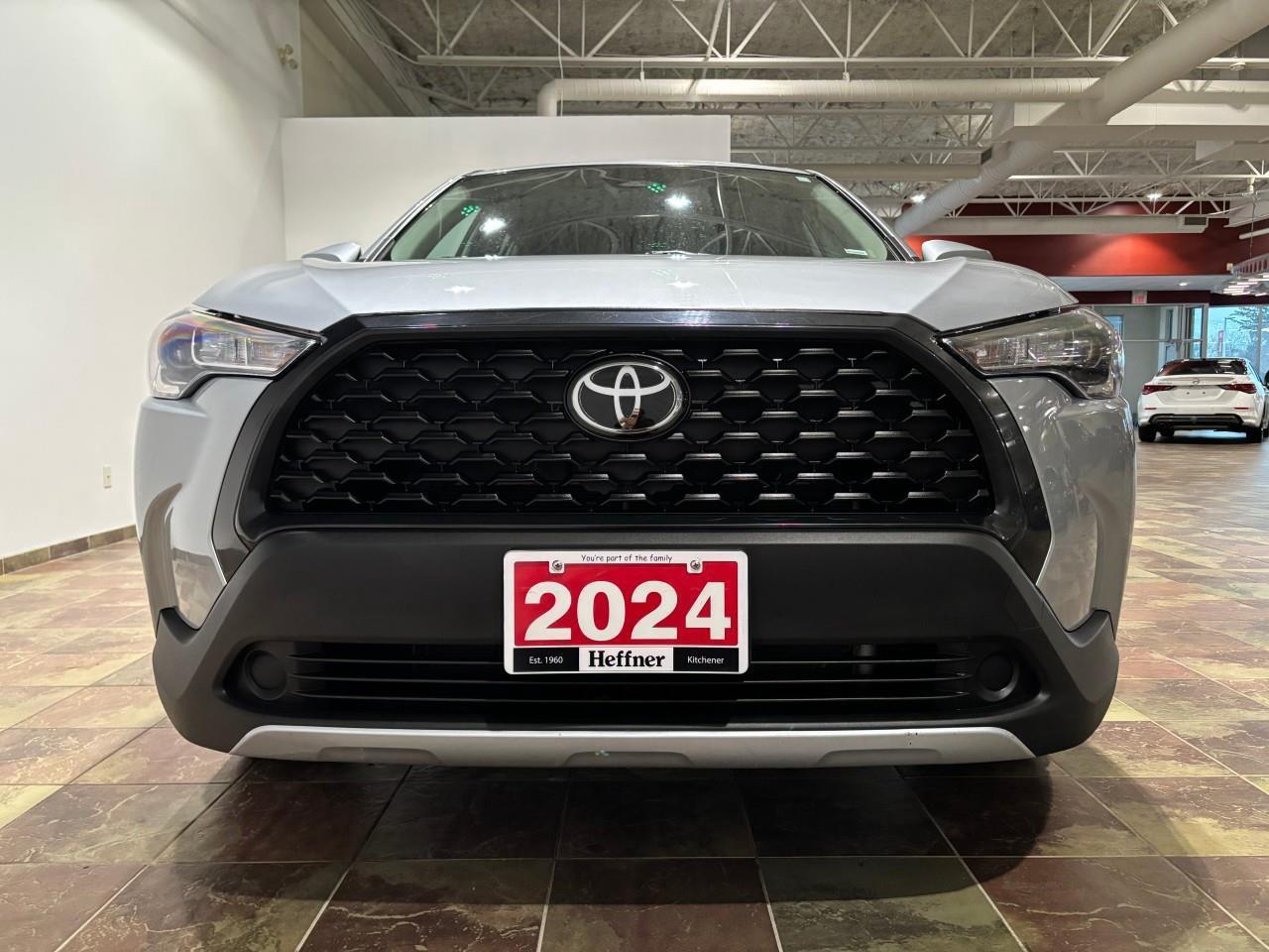 2024 Toyota Corolla Cross LE Photo3