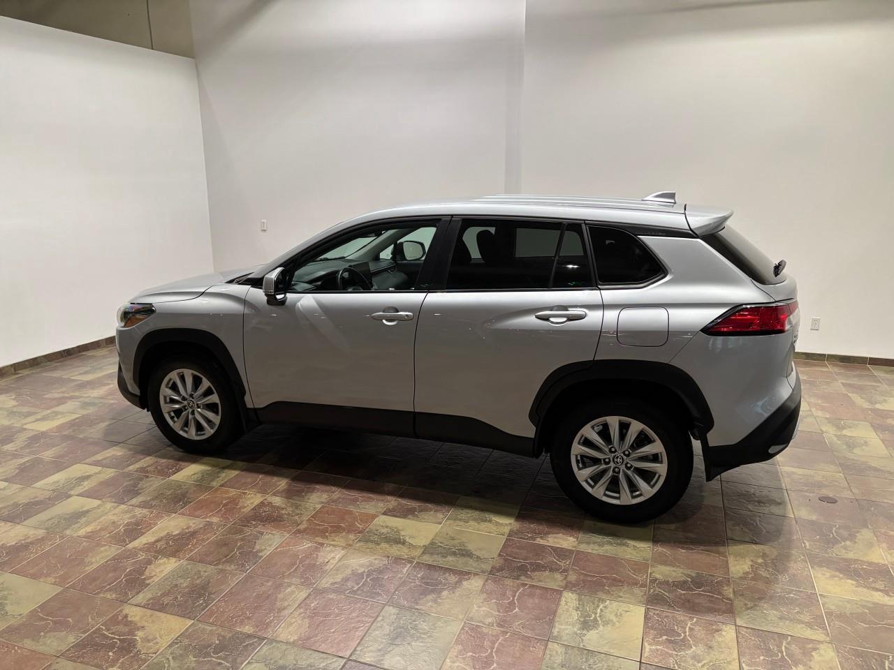 2024 Toyota Corolla Cross LE Photo