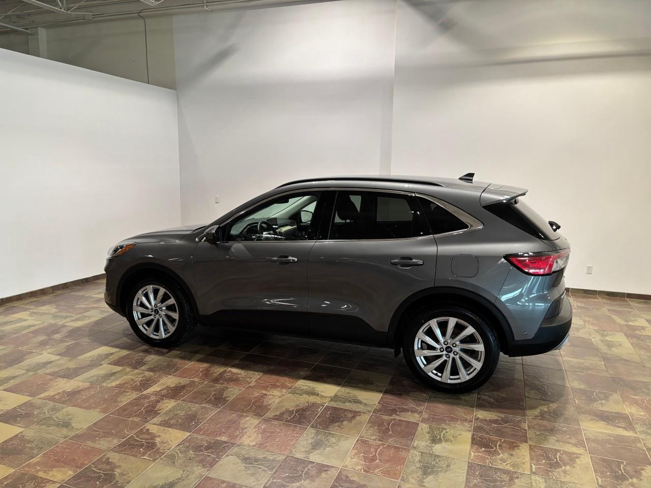 2022 Ford Escape Titanium Hybrid Photo4