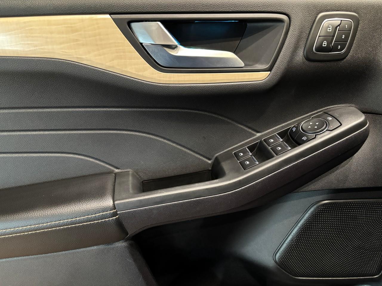 2022 Ford Escape Titanium Hybrid Photo