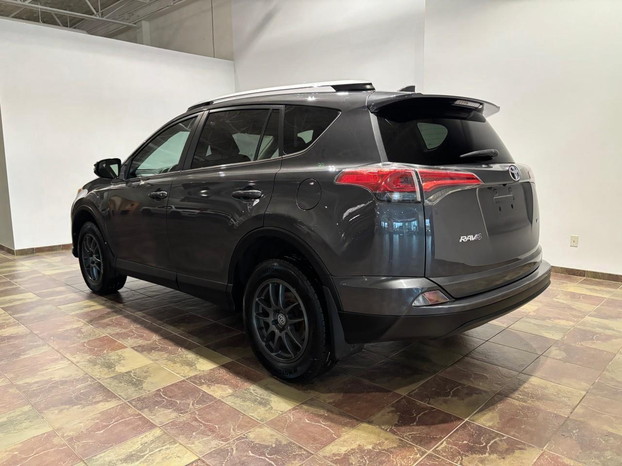 2016 Toyota RAV4 LE Photo2