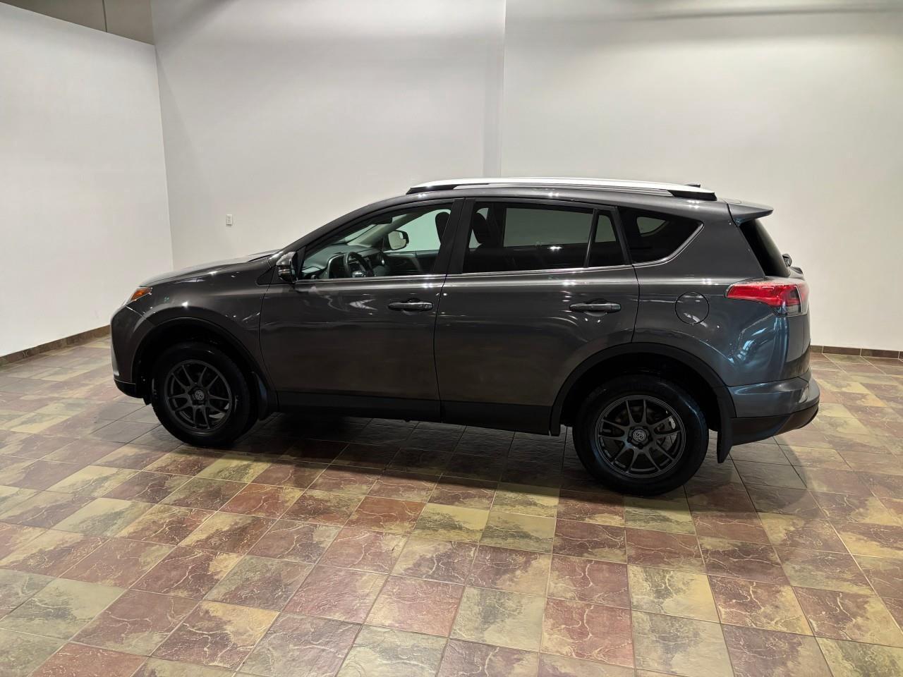 2016 Toyota RAV4 LE Photo4