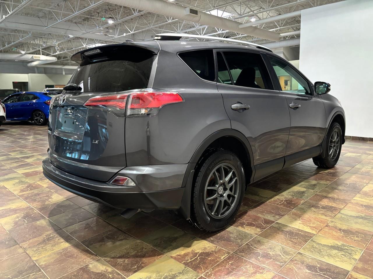 2016 Toyota RAV4 LE Photo