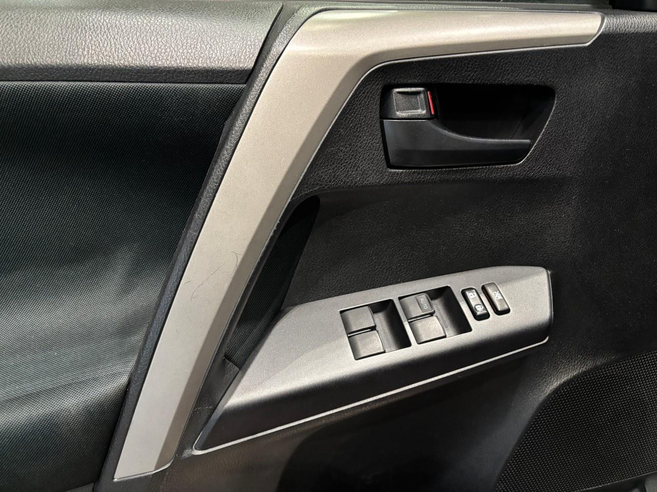 2016 Toyota RAV4 LE Photo