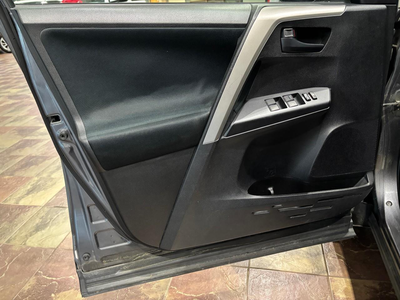 2016 Toyota RAV4 LE Photo