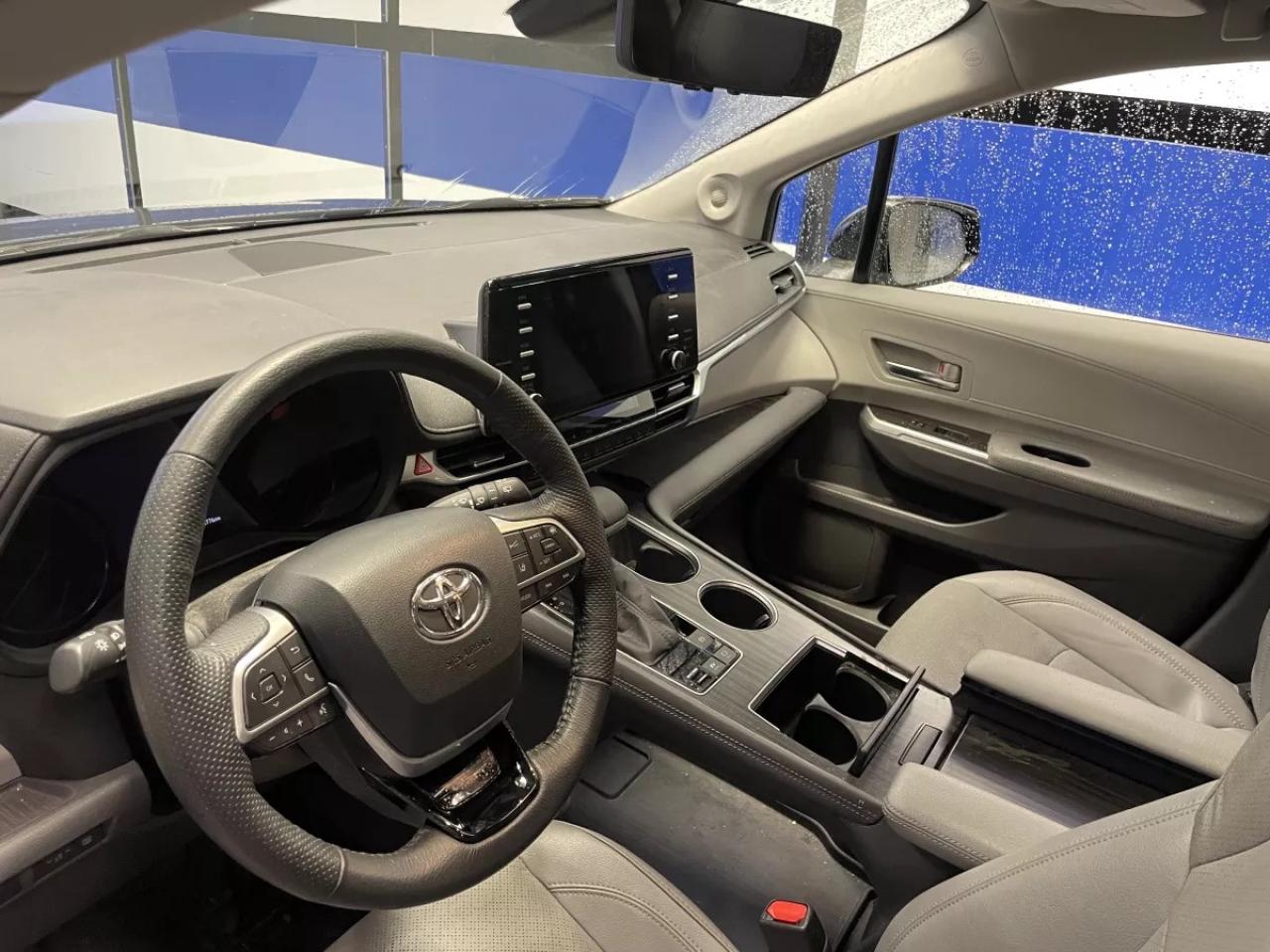 2022 Toyota Sienna LIMITED   HYBRID   HEATED SEATS   HEATED WHEEL   M Photo