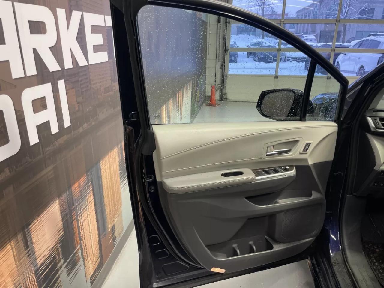 2022 Toyota Sienna LIMITED   HYBRID   HEATED SEATS   HEATED WHEEL   M Photo