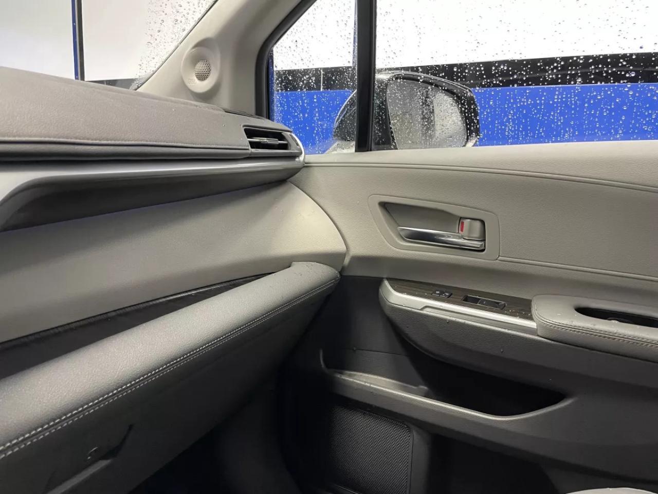 2022 Toyota Sienna LIMITED   HYBRID   HEATED SEATS   HEATED WHEEL   M Photo