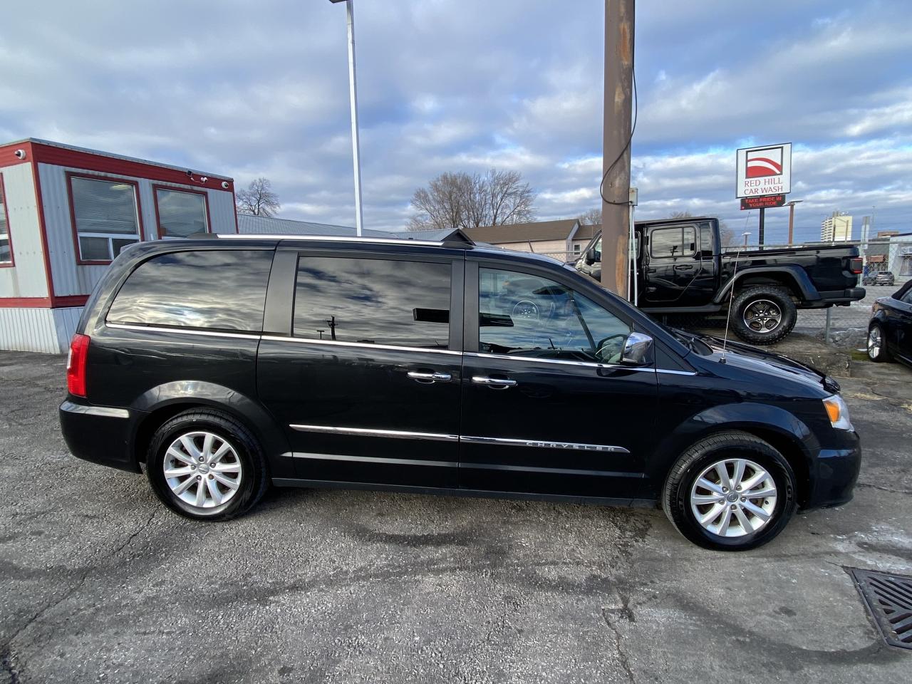 2016 Chrysler Town & Country 4dr Wgn Limited Photo