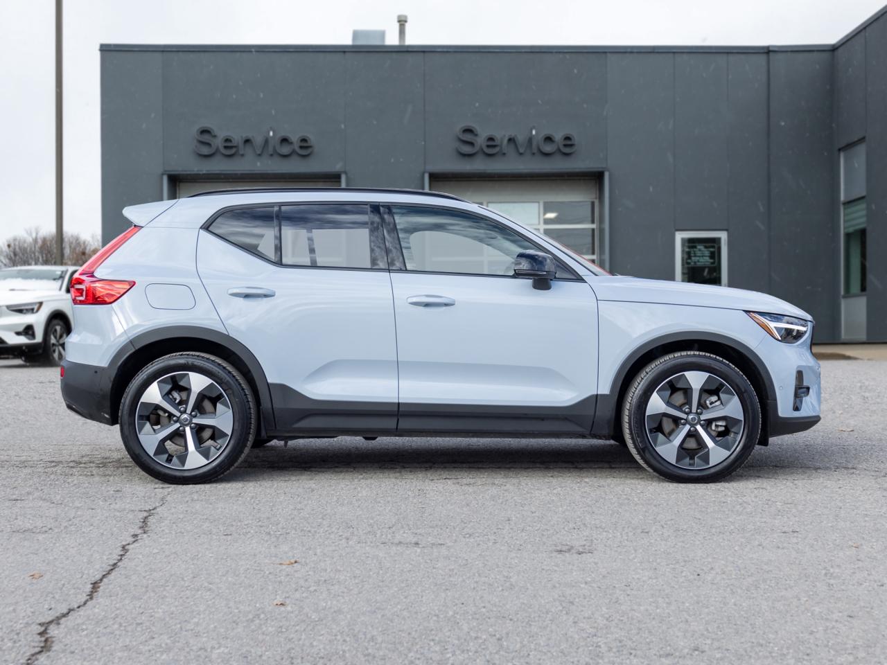 2025 Volvo XC40 B5 AWD Plus Dark Theme CLOUD BLUE VOLVO CPO Photo4