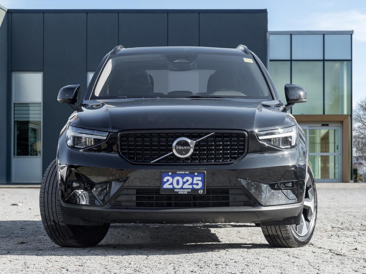 2025 Volvo XC40 B5 AWD PLUS  19" ALLOY WHEELS  VOLVO CPO Photo