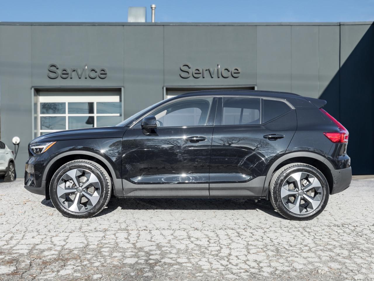 2025 Volvo XC40 B5 AWD PLUS  19" ALLOY WHEELS  VOLVO CPO Photo