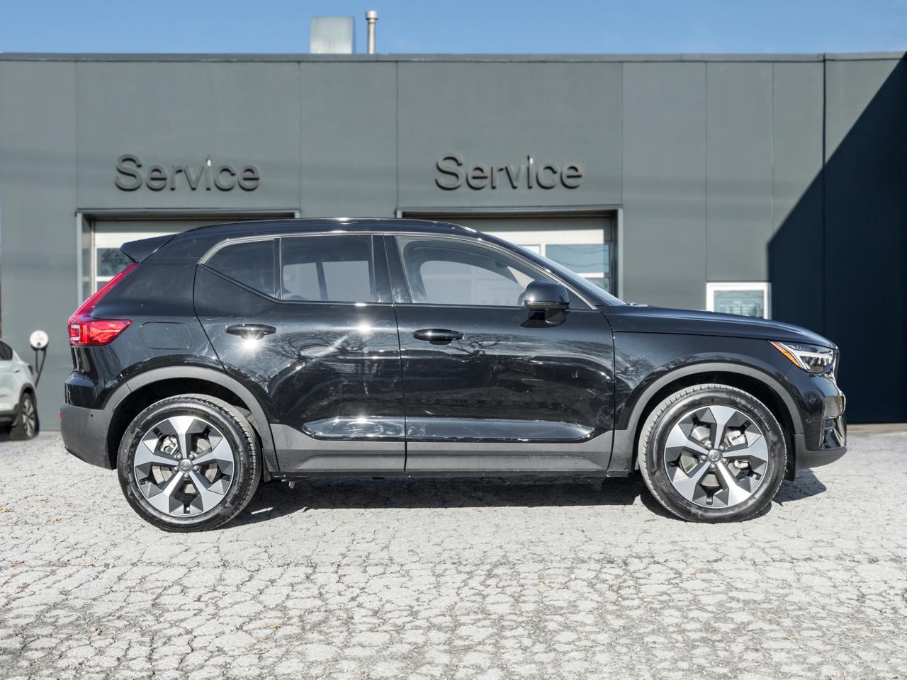 2025 Volvo XC40 B5 AWD PLUS  19" ALLOY WHEELS  VOLVO CPO Photo4