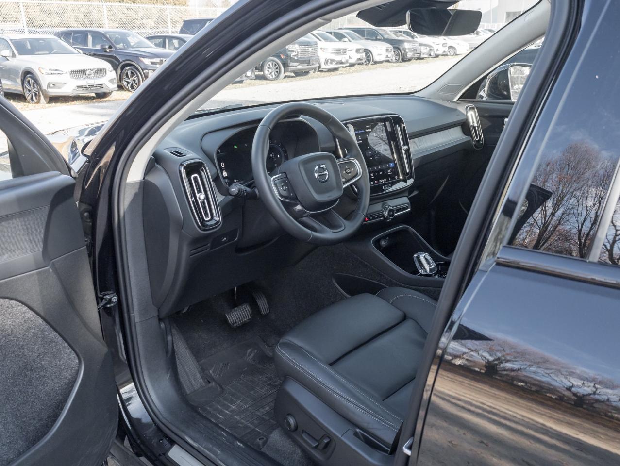 2025 Volvo XC40 B5 AWD PLUS  19" ALLOY WHEELS  VOLVO CPO Photo