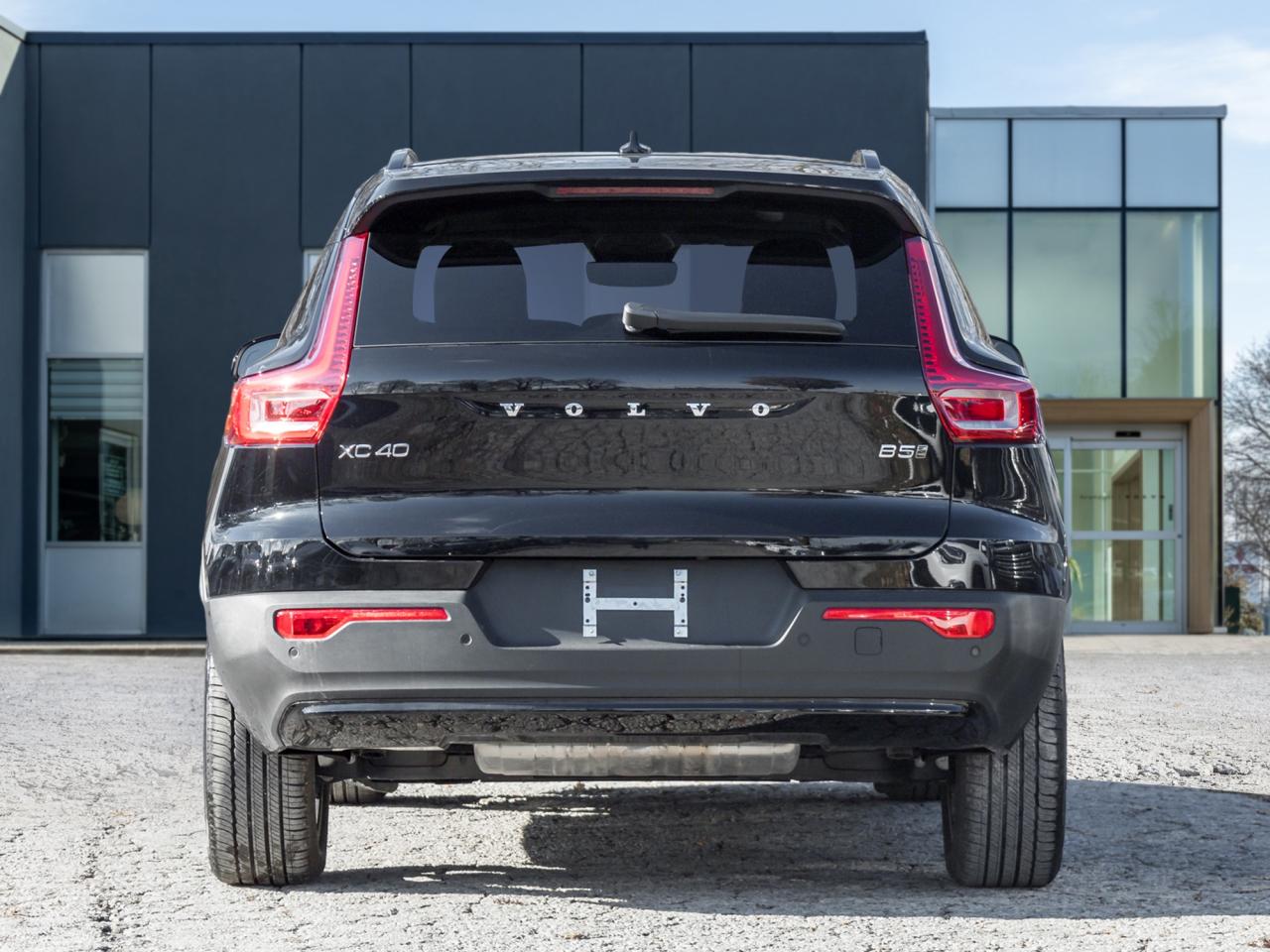 2025 Volvo XC40 B5 AWD PLUS  19" ALLOY WHEELS  VOLVO CPO Photo