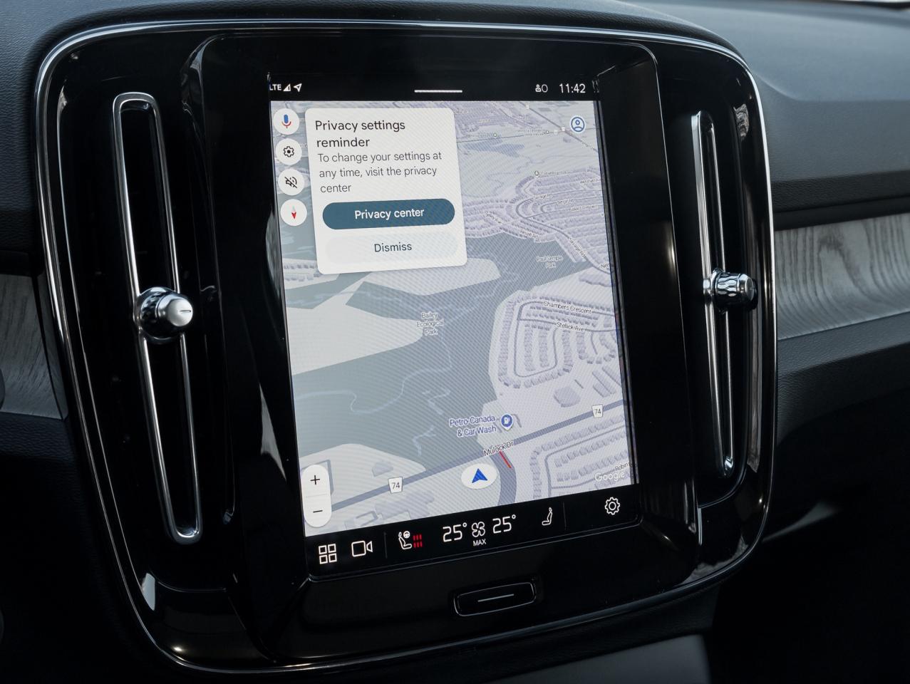 2025 Volvo XC40 B5 AWD PLUS  19" ALLOY WHEELS  VOLVO CPO Photo