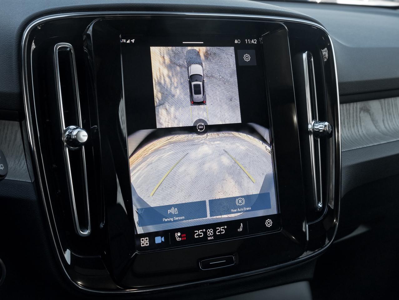 2025 Volvo XC40 B5 AWD PLUS  19" ALLOY WHEELS  VOLVO CPO Photo