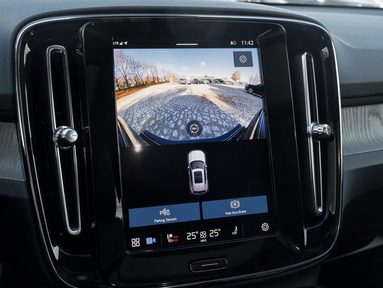 2025 Volvo XC40 B5 AWD PLUS  19" ALLOY WHEELS  VOLVO CPO Photo