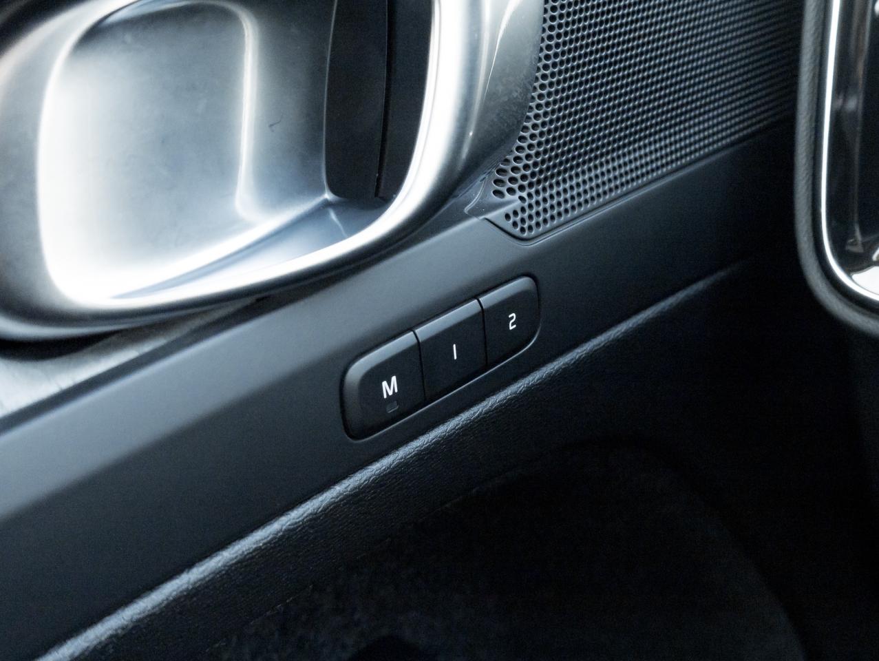 2025 Volvo XC40 B5 AWD PLUS  19" ALLOY WHEELS  VOLVO CPO Photo