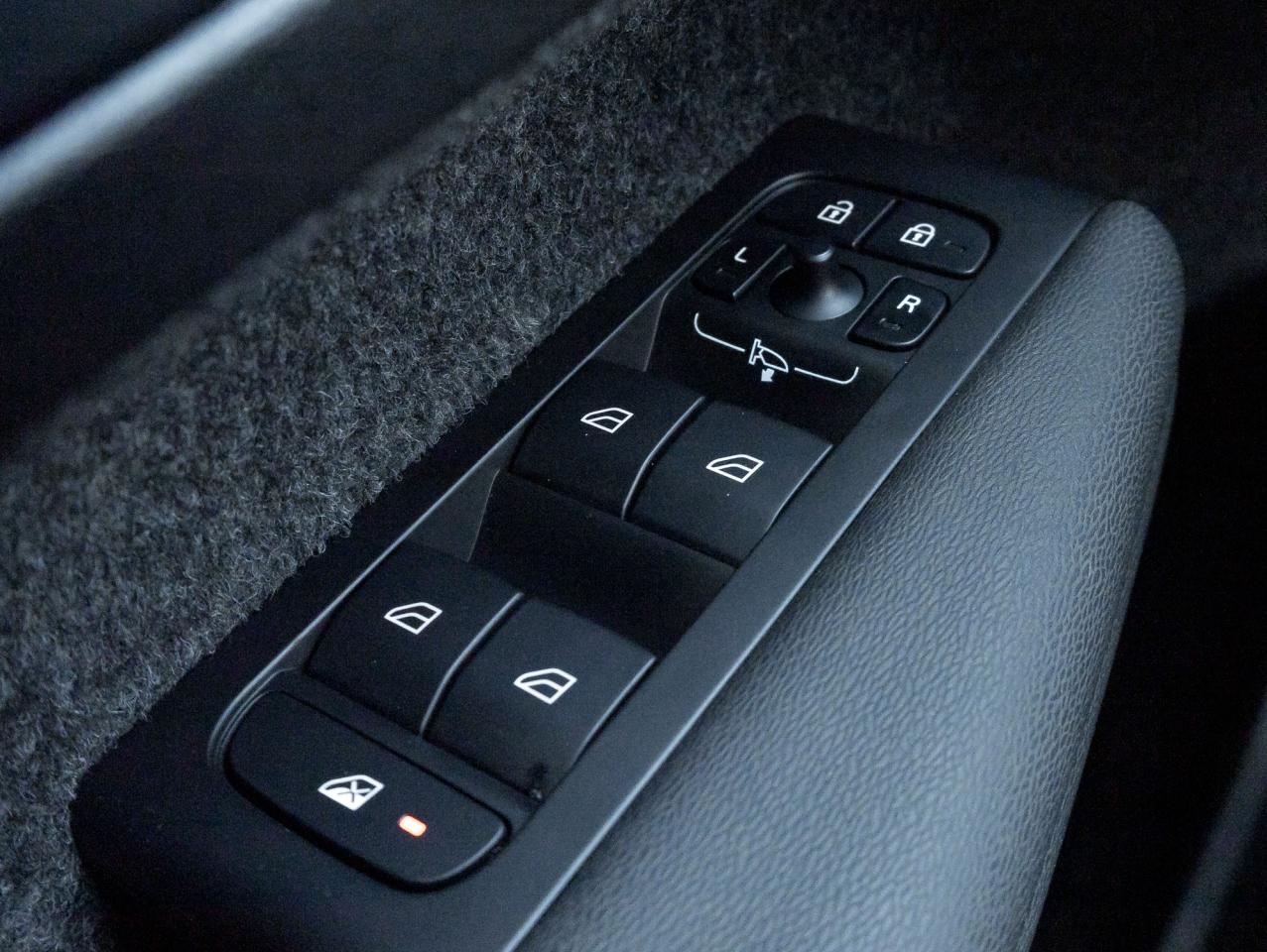 2025 Volvo XC40 B5 AWD PLUS  19" ALLOY WHEELS  VOLVO CPO Photo