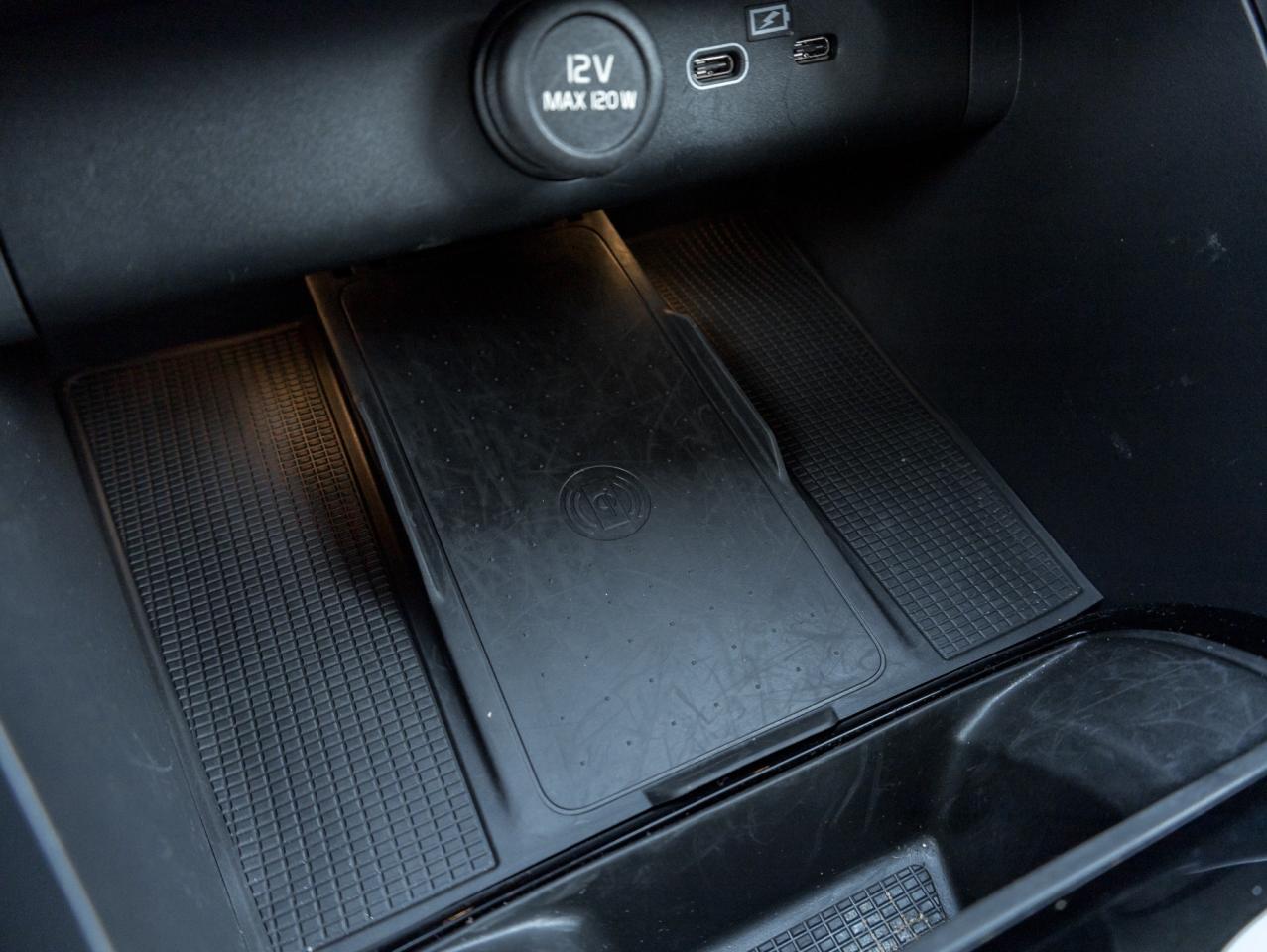 2025 Volvo XC40 B5 AWD PLUS  19" ALLOY WHEELS  VOLVO CPO Photo