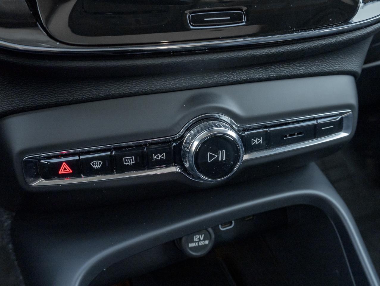 2025 Volvo XC40 B5 AWD PLUS  19" ALLOY WHEELS  VOLVO CPO Photo