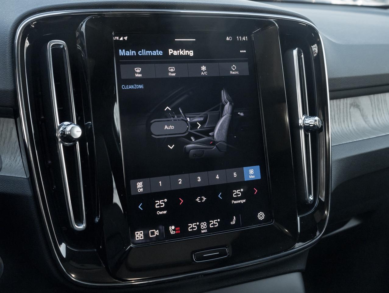 2025 Volvo XC40 B5 AWD PLUS  19" ALLOY WHEELS  VOLVO CPO Photo