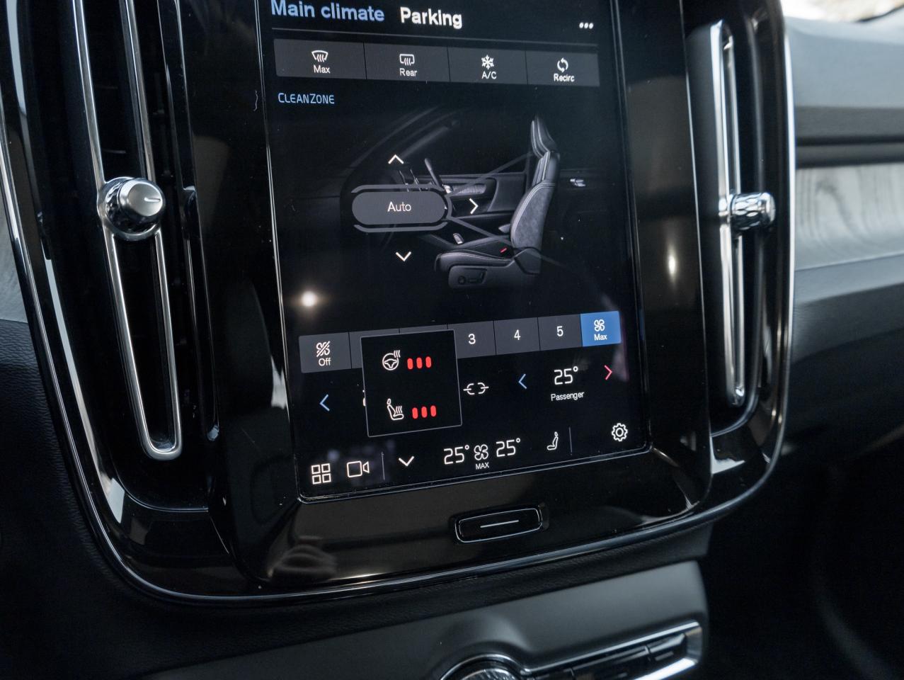 2025 Volvo XC40 B5 AWD PLUS  19" ALLOY WHEELS  VOLVO CPO Photo