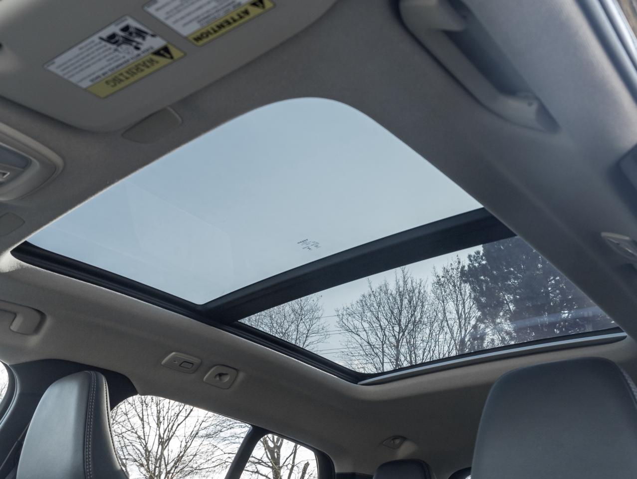 2025 Volvo XC40 B5 AWD PLUS  19" ALLOY WHEELS  VOLVO CPO Photo