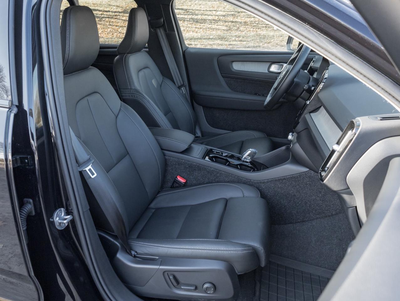 2025 Volvo XC40 B5 AWD PLUS  19" ALLOY WHEELS  VOLVO CPO Photo